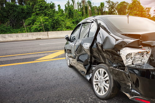 Accidente de auto en carretera