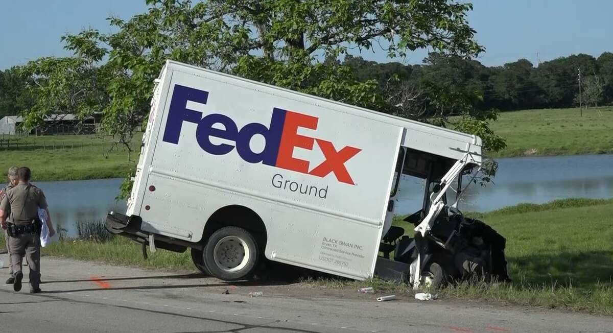 5.16.22_ACCIDENTNEWS_Six Hurt in Crash with FedEx Truck_Photo