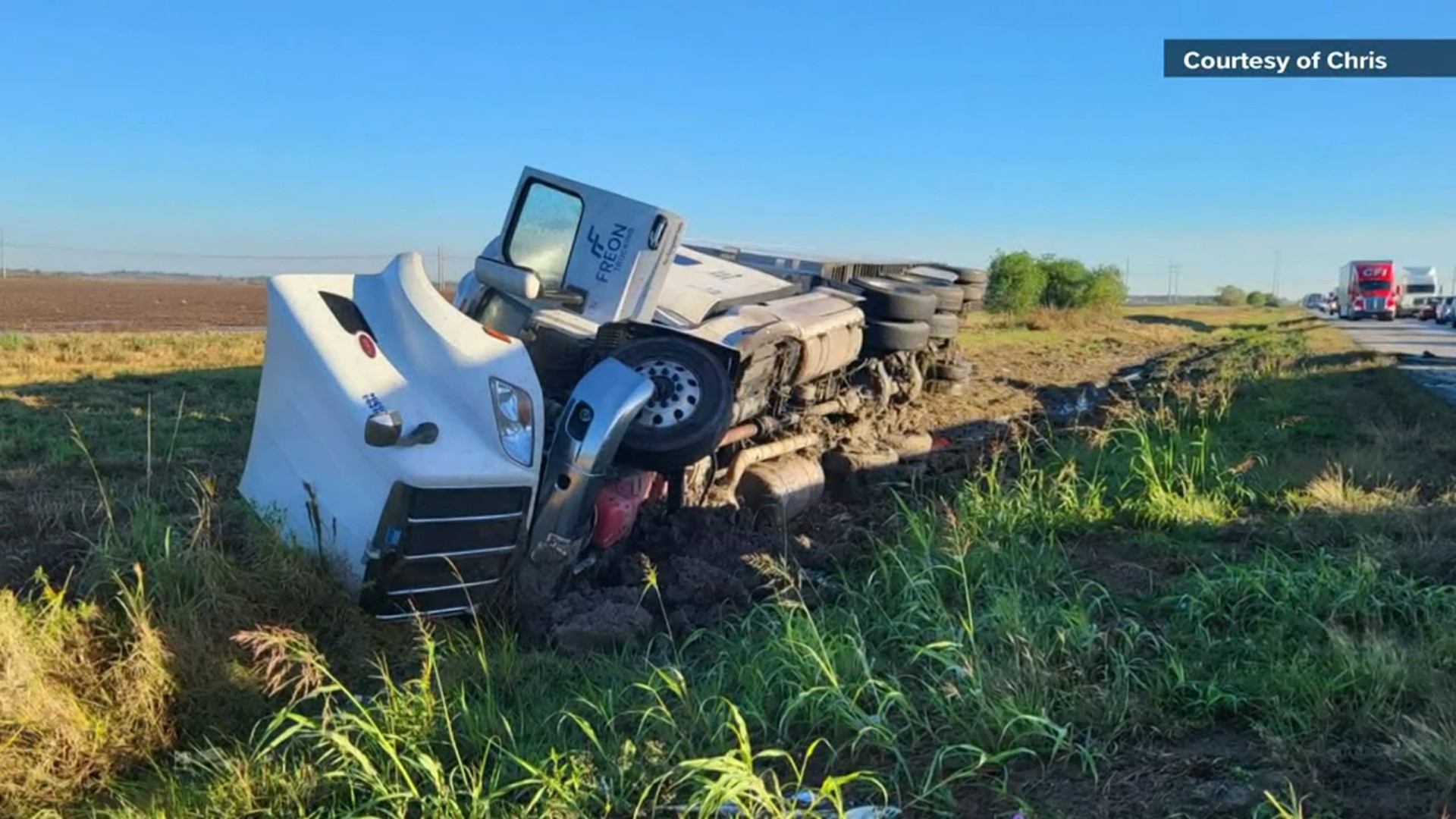 11.11.22_ACCIDENTNEWS_18-Wheeler Flips on I-10 in Beaumont_Photo