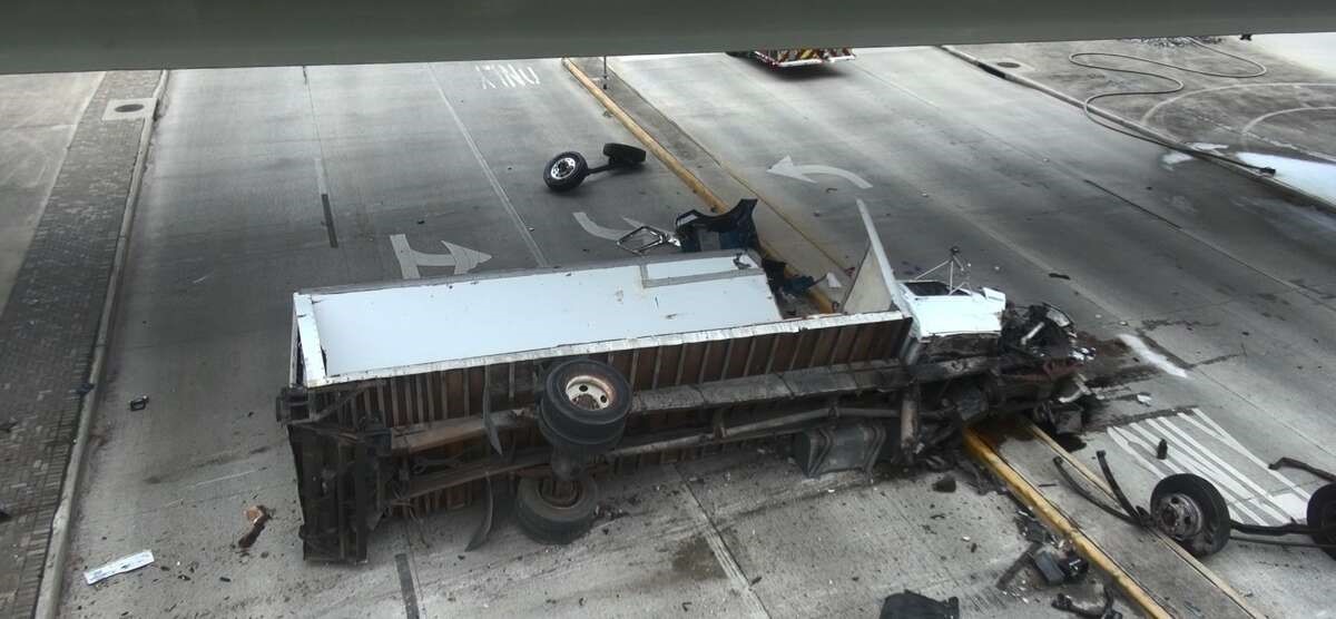 11.15.22_ACCIDENTNEWS_Montgomery Accident Leaves 18-Wheeler Dangling Off Overpass_Photo