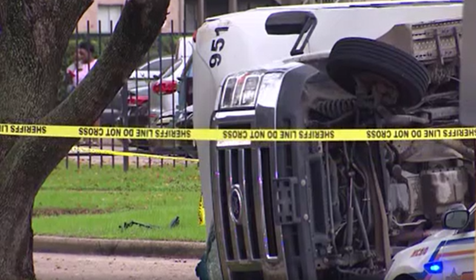 12.13.22_ACCIDENTNEWS_16 Injured in Houston Bus Crash_Photo