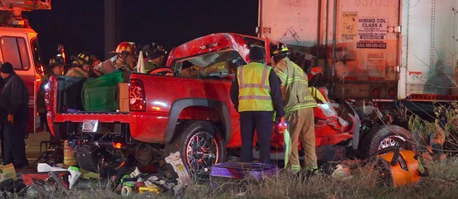 12.28.22_ACCIDENTNEWS_Man Injured in 18-Wheeler Accident on North Freeway_Photo